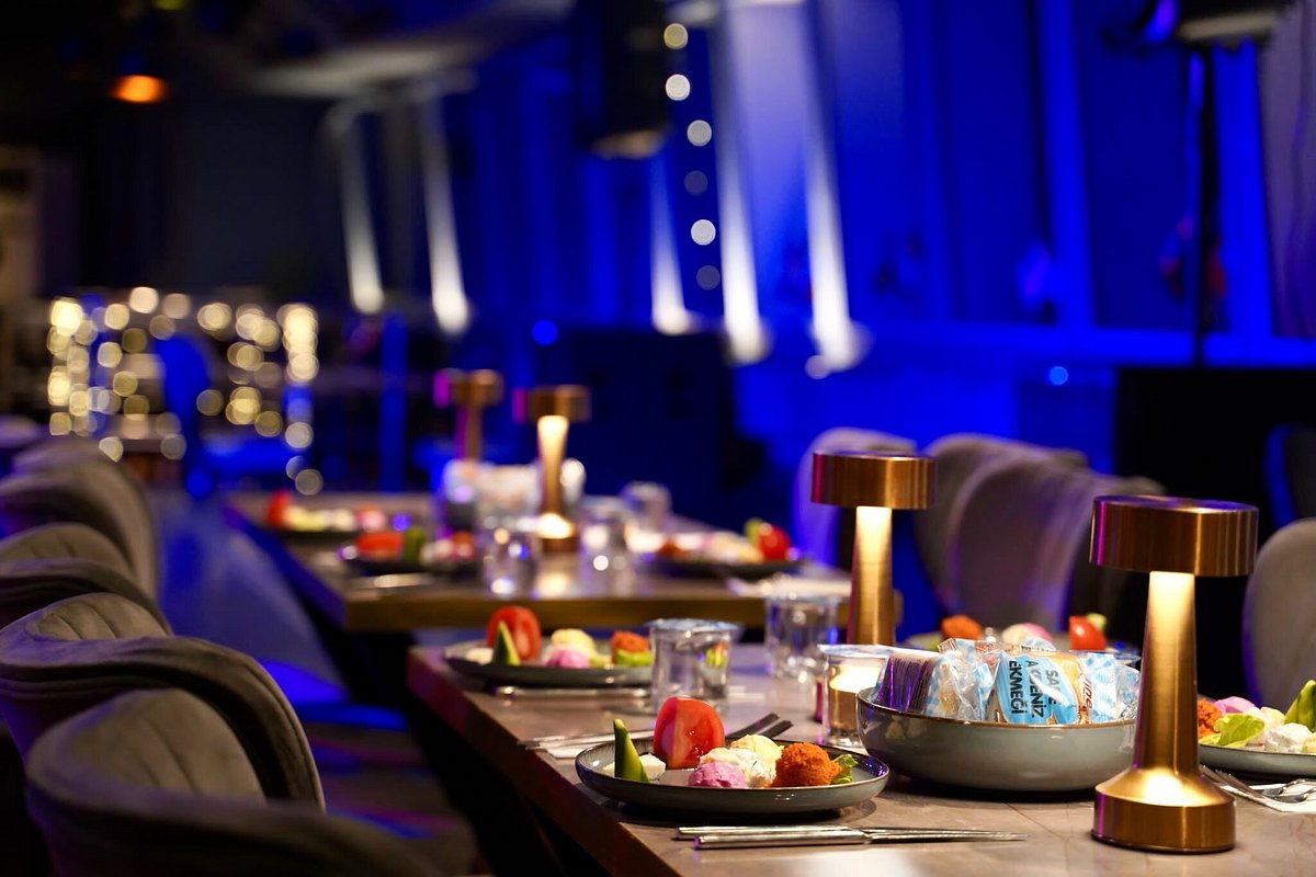 BOSPHORUS DINNER CRUISE & TURKISH NIGHT SHOW (BIRTHDAY TABLE)